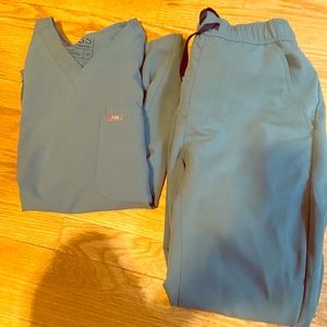 Figs jogger and top scrub set xs hydrogreen?